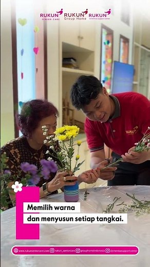 Flower Arranging Therapy | RUKUN Dementia Support Center #dementiasupport #seniorcare