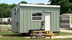 Tiny House Hunters S03:E29 - Aspiring Architect Goes Tiny