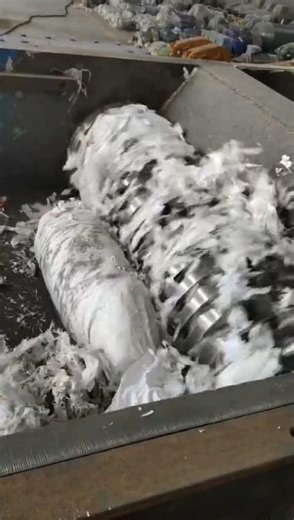 How to turn these bags into small pieces? Use our single- shaft shredder! #machine #shredder #blades