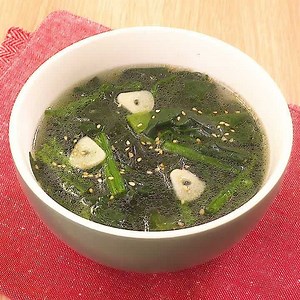 ごま油香る！ ほうれん草とわかめのスープのレシピ動画・作り方 | デリッシュキッチン