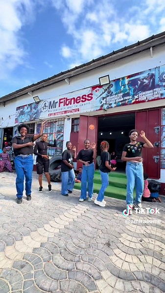 Coucou famille ! Prêts pour la CAN au Maroc ? 😻🥳 C’est gâté @Danse avec Amira Somé 🧡🤍💚 #danseavecamirasomé