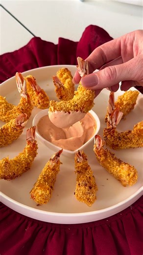 Креветки в панировке от которых невозможно оторваться😋 Оставайся, у меня много вкусного! ❄️💙 Ингредиенты: Креветки большого размера Яйцо - 1 шт Майонез - 3 ст.л Мука - 3 ст.л Сухари панировочные - Панко Голд Для соуса: Майонез Соус шрирача Готовлю в аэрогриле от @narrazione Артикул OZON #1552941457 Артикул WB #223676162 Приготовление: Креветки очищаем от панциря, но оставляем хвостики. Для кляра смешиваем яйцо, майонез и муку. Должна получиться густая консистенция. Обваливаем в кляре, затем в 