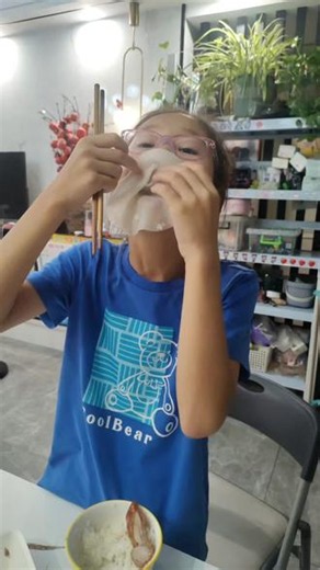 北京烤鸭的正确吃法 晚上又吃烤鸭了，炒个蔬菜，简简单单又是一餐，你们晚上都吃的啥，家里有小朋友这不吃那不吃的，唉，小孩太难养了！！！#家常菜 #生活碎片分享 #家庭餐桌日常 #日常吃饭记录 #家常便饭