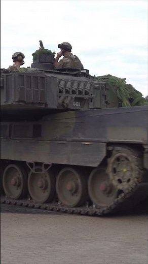 Leopard 2A7 tank doing 360 turn