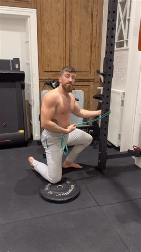 Mobility Specialist on Instagram: "Voici un exercice complet pour bosser ta mobilité cervicale, d’épaules, de ton dos et la souplesse de ta chaîne postérieure 🧠💪 Ce type de mouvement global permet de « reconnecter » les segments entre eux : nuque, colonne, épaules, hanches… tout travaille ensemble, comme dans la vraie vie et le sport. Les mouvements d’isolations sont clés en mobilité, mais ne permettront pas un aboutissement complet du développement articulaire si tu ne retranscris pas ce trav