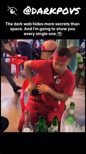 @darkpovs on Instagram: "Follow @darkpovs for more 🩸 日本利用压电瓷砖将脚步转化为电能。这些瓷砖捕捉来自你脚步的动能。当你行走时，你的重量和动作会对瓷砖产生压力。瓷砖会轻微弯曲，从而产生机械应力。瓷砖内部的压电材料将这种应力转化为电能。每一步都会产生少量电荷，而数百万步结合在一起就能产生足够的电力来驱动 LED 灯、数字显示屏和传感器。在像涩谷车站这样繁忙的地方，每天大约有240万个脚步为这一系统作出贡献。这些电能可以被储存或立即使用，从而减少对传统电力来源的依赖，并支持可持续的城市基础设施。这种方法将日常运动转化为实用的可再生能源 ＃日本 #知识＃事实 #你知道吗#推荐#科技 #创新 ＃历史 #技术 #实验#热门 日本利用压电瓷砖将脚步转化电能。这些瓷砖捕捉来自你脚步的动能。当你行走时，你的重量和动作会对瓷砖产生压力。瓷砖会轻微弯曲，从而产生机械应力。瓷砖内部的压电材料将这种应力转化为电能。每一步都会产生少量电荷，而数百万步结合在一起就能产生足够的电力来驱动LED 灯、数字显示屏和传感器。在像涩谷车站这样繁忙的地方，每天大约有24