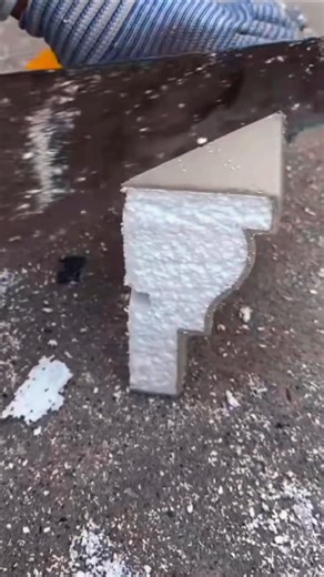 Turquoise67.fr on Instagram: "Comment couper les angles d’une moulure en polystyrène ? #bricolage #diy #rénovation #moulure #décoration #polystyrène #astuce #france 🥨🇫🇷"