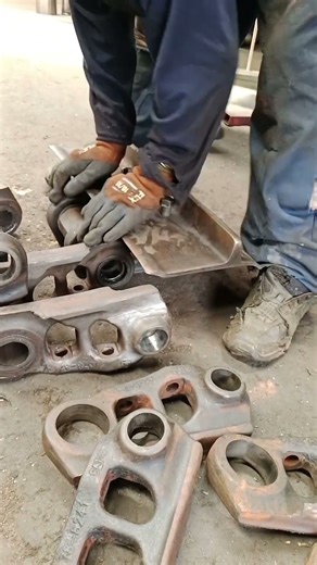 CHECKING BLADE ON EXCAVATOR'S TRACK CHAIN LINKS AFTER FITTING ON HYDRAULIC PRESSING MACHINE
