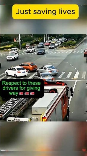 Making Way for Heroes: A Beautiful Act of Respect! 🚑💨 #respect #emergency #unity #shorts
