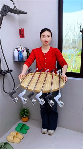 👕【没阳台、没地方晒衣服？】 ✅#可拐弯伸缩吸盘晾衣杆 墙角也能晾一整排！ ✨ 可拐弯设计｜90°拐角灵活安装，拐角墙面不浪费 ✨ 伸缩调节｜长度随心拉伸，衣物多也能晒开 ✨ 强力吸盘｜免打孔免工具，稳稳贴墙不掉落 ✨ 多场景适用｜浴室｜厨房｜阳台｜走廊随处装 📌墙上轻松贴，家里多一排晾衣空间！ #晾衣神器 #免打孔晾衣杆 #拐弯衣杆 #租房收纳 #阳台收纳技巧 | Fong Choi Wong