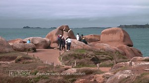 Ploumanac’h, commune des Côtes d'Armor, élue « village préféré des français en 2015» lors d’un concours télévisé, attire aujourd’hui plus de monde. Quel est l'impact de ce tourisme de masse sur ce site remarquable ? Le territoire a-t-il pour autant changé de visage ?... A découvrir ce dimanche 9 février à 12h55 dans Littoral | France 3 Bretagne