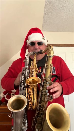 This guy plays three saxophones at the same time, Jingle Bells, Christmas