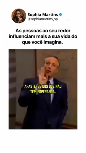 Sophia Martins on Instagram: "As pessoas ao seu redor influenciam mais a sua vida do que você imagina. Elas moldam a forma como você enxerga o mundo, como reage aos desafios e até o quanto acredita em si mesma. Estar perto de quem te impulsiona é habitar ambientes onde ideias florescem, sonhos são respeitados e erros se transformam em aprendizado. Por outro lado, se cercar de quem te puxa para baixo ,muitas vezes de forma sutil ,drena energia, enfraquece a confiança e faz você duvidar de caminho