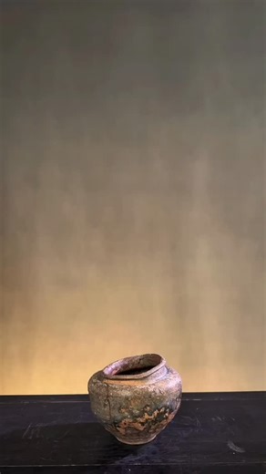 yuanz_hengflowerarrangement on Instagram: "Double-petaled lotus and lotus leaf Chinese flower arrangement tutorial #Expedition teaches flower arrangement #Chinese flower arrangement #instagood #instadaily #chinesetradition #expedition #artoninstagram #chineseart #artwork #natural #artwork #trendingvideos #china #instalike #instalove #autumn"