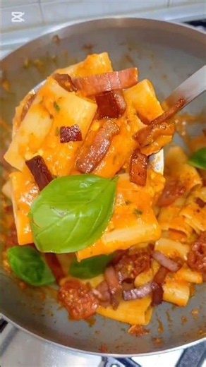 Pasta con pesto di Pomodorini confit è mozzarella. E VEDI CHE TI MANGI. #pasta #pesto mozzarella
