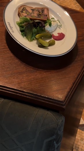 À La Coupole, les plats défilent… les classiques restent, et le plaisir ne change jamais. #lacoupole #lesbrasseriescestparis #paris14 #montparnasse #parisfollies | La Coupole Paris