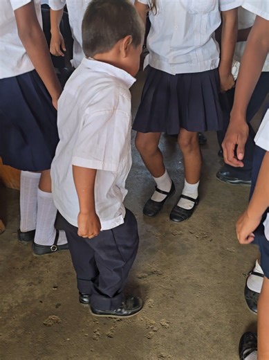 El baile en la escuela no es solo movimiento; es una herramienta pedagógica maravillosa. Cuando los niños bailan, se rompen las tensiones, se olvida por un momento cualquier dificultad y el aula se llena de una energía completamente positiva. #DiosEsBueno #professor #education #niños #baile