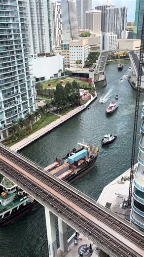 Stern Tug Jean Ruth Guiding Ship Into The River #workboat #tugboat #marinediesel