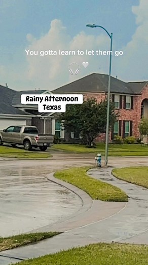 Rainy afternoon in texas While waiting of alexa school bus to be home From School😇 ☔️ 🌧️ #Raining #students #alexandria #parenting #texas | Hazel G. Peralta