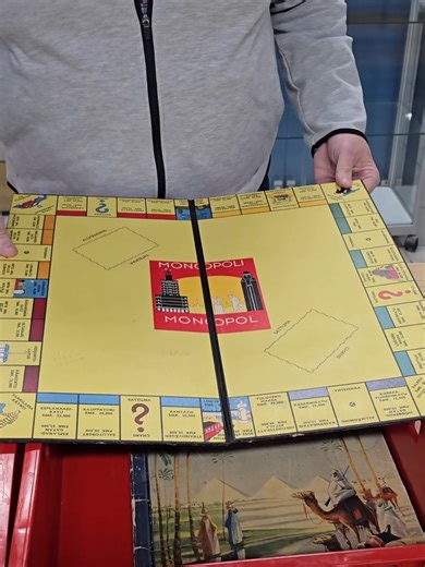 Älä heitä pois – osa 12 Vanhat lautapelit kertovat yllättävän paljon ajastaan. Kellastuneet kannet, puiset nappulat ja pelilaudat, joita on avattu kymmeniä vuosia keittiönpöydän ääressä – usein useamman sukupolven toimesta. Tällä kertaa meklari käy läpi vanhoja lautapelejä ja sitä, miksi ne kannattaa katsoa tarkemmin ennen kuin päätyvät poistoon. Kaikki ei ole vain nostalgiaa – mukana on myös keräilyarvoa, harvinaisempia painoksia ja hienoa graafista suunnittelua. Katso video ja huomaat, miksi l