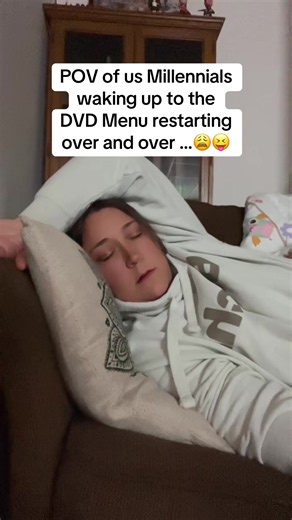 Why was it always so loud too ?!? And can’t forget about the dvd screen saver lol What’s your most fond dvd menu you remember waking up too ?!? 😝😏 #90skids #millennials #dvd #dvdmenu #millennialthrowback