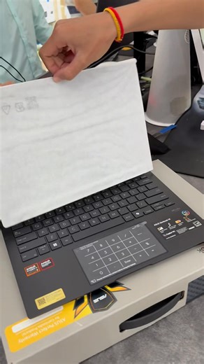 ASUS ZenBook 14 | UM3406KA-QD027W AI PC TYPE $999 - Ryzen™ AI 7 350 8 cores, 16 Threads - AMD Ryzen™ AI up to 38 TOPs - 16GB LPDDR5x 7467MHz | 1TB PCIe 4 - Display : 14"WUXGA Lumina OLED - GPU : AMD Radeon™ Graphics - Features : Backlit Keyboard - Battery : 72WHrs, 2S2P, 4-cell Li-ion - OS : Windows 11 License - 1.20kg | Jade Black - Code : L001-950PU1 ---------------------------- - Free : ASUS Sleeve - Free : ASUS Mouse Pad - Free : wireless Mouse - Free : Cleaning Kit Water | CC Computer