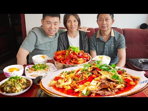 [Super Chef] 15kg big cock makes pickled chicken for dad! One mouthful of sauerkraut and one mouthf