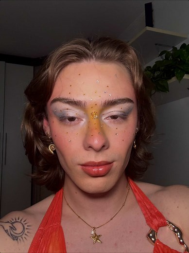tutorial da maquiagem que eu fiz inspirada na da @sophia sinot @Zara Larssondo que a gente mais ama de colorido e strass dos anos 2000, essa maquiagem é a vibe perfeita pra quem ama a estética y2k e gosta de ousar na cor ☀️🐬🌈🏝️✨