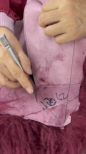 Cutting the fur #janefur #satisfying #fur #cut #sewing 🌍🌍For more information,please click: https://www.janefur.com or http://www.jfur.en.alibaba.com You can contact us through any of the folllowing platforms to ask questions about any of our products. We will help you as soon as possible！ ✨✨WhatsApp:008615068322633，to get wholesale price 📲📲 DM or WhatsApp/wechat： 86 15888306568 📩📩Email: Jane@janefur.com Welcome to make orders！