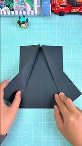 蝙蝠🦇飞, A bat is flying. 如何折纸蝙蝠 → How to an origami bat.