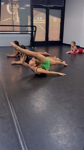 𝐌𝐢𝐬𝐬 𝐀𝐥𝐞𝐱𝐢𝐬 𝐅𝐥𝐞𝐱𝐢𝐛𝐢𝐥𝐢𝐭𝐲 & 𝐂𝐨𝐧𝐭𝐨𝐫𝐭𝐢𝐨𝐧 𝐂𝐨𝐚𝐜𝐡 on Instagram: "“Bend so you don’t break 💪🌀 #ContortionClass #FlexibilityGoals” “Strength in every stretch, grace in every curve ✨ @profusiontalentofficial #flexibilitytraining #contortion #backflexibilitytraining #dancereels #dancers #flexibility #dancer #backflexibility #contortiontraining #dacers"