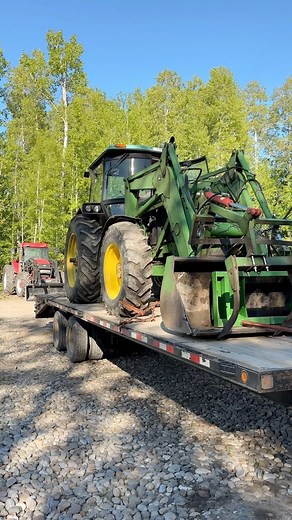 Our customers had outgrown their tractor and upgraded to bigger and newer!🚜🔥 #farmtractor #farmtok #alberta #britishcolumbia #deliveryday #loadertractor #canadianfarmer #tractor #tractorlover #johndeere #forsale | Joe's Tractor Shop