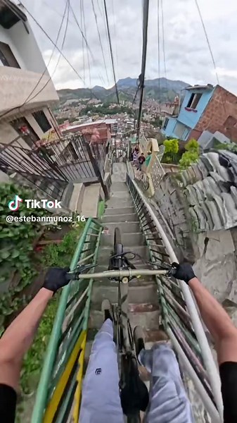 8 DE DICIEMBRE EN LA COMUNA 13 #downhill #downhillurbano #urbandownhill