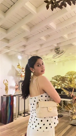 Small bag tip: Paano gawing standout ang simpleng outfit gamit maganda at velvet na bag