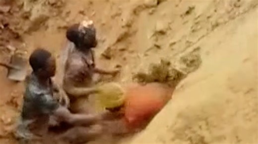 DR Congo man uses bare hands to rescue trapped gold miners