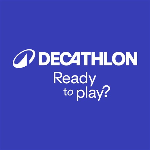 Dnešek je novým startem pro Decathlon! 💙 Pojďte se s námi podívat na naše nové logo, které se skládá ze dvou prvků, našeho názvu a nového symbolu, známého jako Orbit 💫🆕 Tvar Orbitu vychází z tradičního designového spojení písmen CA v názvu Decathlon. Zároveň vyjadřuje náš závazek k cirkularitě, která tvoří jádro našeho udržitelného obchodního modelu 🔄 Ať už to je vrchol hory, plachta, vlna nebo dokonce tlukot srdce, konec Orbitu představuje ambici dosáhnout nových cílů. Na první pohled méně 
