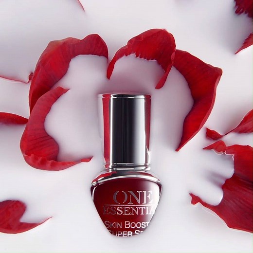 7 billion toxins accumulate in the skin everyday, because of indoor and outdoor pollution. DIOR ONE ESSENTIAL Skin Boosting Super Serum, Dior Skincare’s 1st universal detoxifying & regenerating youth booster serum, targets 100% of toxins from all origins in only one dose, for a pure, healthy & luminous skin. Instantly, the skin is more luminous by 22%. After 28 days, it is 27% smoother. More on.dior.com/fb-post-oneessential | Dior