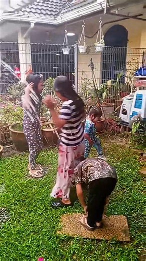 Mummy papa pernah merasa. Now, mummy papa bagi you all pulak rasa. 🌧️ Dulu ni la dunia kanak-kanak mummy papa. No gadget. Seronok bila dikenang. 🥰 #duniakanakkanak😁 #mandihujan | Effa Rheanna