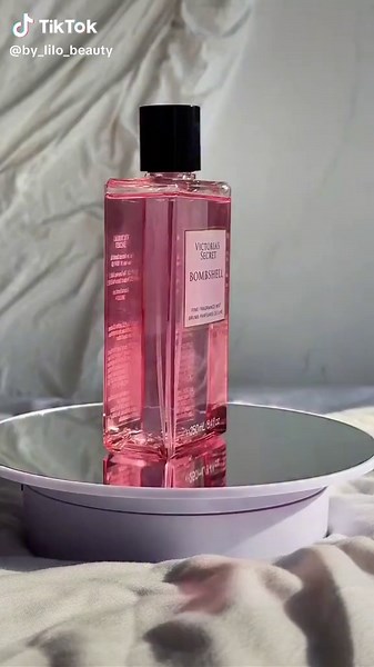 Victoria’s Secret Bombshell Mist – zərif və təravətli qoxusu ilə gün boyu qalıcı bədən spreyi ✨ Dəriyə yüngül ətir verərək təravətli və cazibədar hiss yaratmağa kömək edir 💖 📩 Sifariş üçün DM #VictoriaSecret #Bombshell #BakuBeauty #BodyMist #KosmetikaBaku
