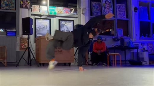 Bboy Menno / Red Bull Artlete on Instagram: "RAWFOOTAGE explorations @studiobluebreaks"