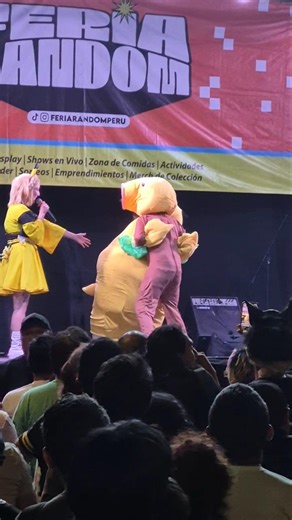 Bellsprout vs Psyduck en la Feria Random 2026 #pokemon #cosplay #pokemoncosplay