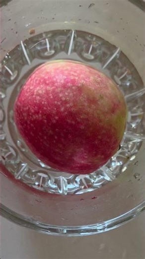 שעון התפוח במים - חצי דקה Apple Clock in Water - Half a Minute