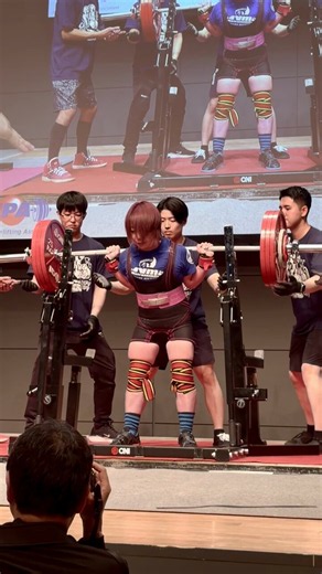 日本女子パワーリフティング界を代表する北村真由美。その試技には会場から大きな声援が送られています。