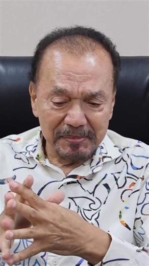 ✨ Orgullo boricua 🇵🇷 El maestro Bobby Valentín, conocido como El Rey del Bajo, recibió un doctorado honoris causa de la Universidad Interamericana de Puerto Rico 🎓 Un reconocimiento a su trayectoria como músico, arreglista, productor y una de las figuras más completas en la historia de la salsa. 🎶 👏 ¡Felicidades maestro, Puerto Rico se pone de pie! | Karol Aurora