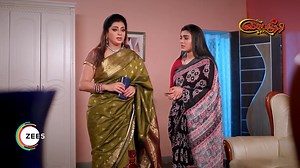 Ivanga double action orey fun uh bha!! 🤣 . Watch all episodes of #Sembaruthi for free anywhere anytime on #ZEE5 . #sembaruthi #akhilandeshwari #parvathy #adhi #Promo #bestscene #tamilpromo #zee5tamil . | ZEE5 Tamil