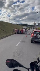 📢 ACIDENTE AGORA À TARDE EM BLUMENAU Um carro tombou e caiu da Via Expressa neste sábado (21). Equipes de resgate estiveram no local para atender a ocorrência. 📍 Fique ligado: atualizações em breve aqui na nossa página e na programação da rádio. #Blumenau #Acidente #ViaExpressa #Trânsito #Notícia #Rádio | Massa FM Blumenau