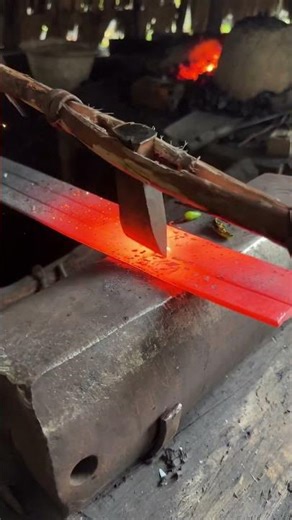 Traditional Hammer Forging Technique for Splitting Spring Steel #blacksmith #forging #smithing