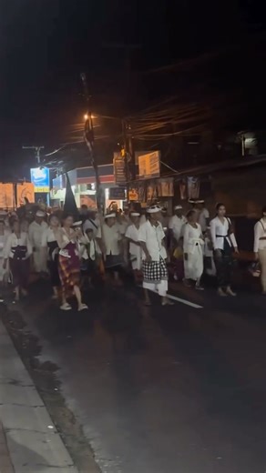 INFO DENPASAR on Instagram: "Jumat (19/12) Berlangsung giat iring-iringan upacara di kawasan Jl Gunung Soputan. Bagi yang melintas harap untuk lebih berhati-hati dalam berkendara. Info dari @travelwithmra #CitizenJournalist #InfoDenpasar"