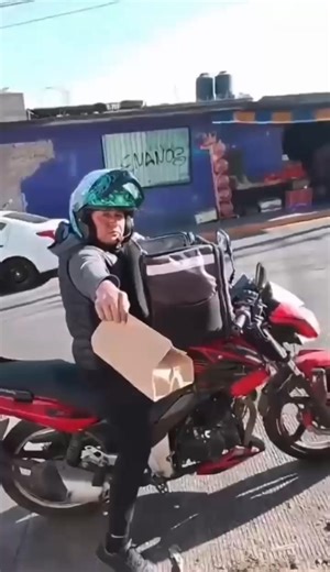 #UberEats 😳 I Cliente se niega a recibir pedido de Uber Eats y repartidor lo lanza hacia ella. Video viral muestra el conflicto entre la mujer y el repartidor, reavivando el debate sobre derechos y obligaciones en plataformas de entrega a domicilio. Más información: https://is.gd/KpccTI | El Mexicano