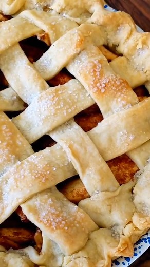 Take it from pro-baker @blessthismessblog: Crisco Shortening is the key to getting the perfect flakey pie crust from home! 🥧 Don’t forget to chill the dough to aid in the rolling process and prevent shrinkage. | Crisco